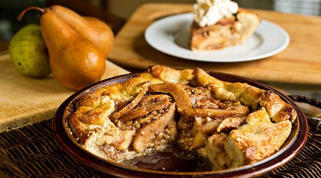 Грушевый пирог со специями под взбитыми сливками Грушевый пирог со специями под взбитыми сливками